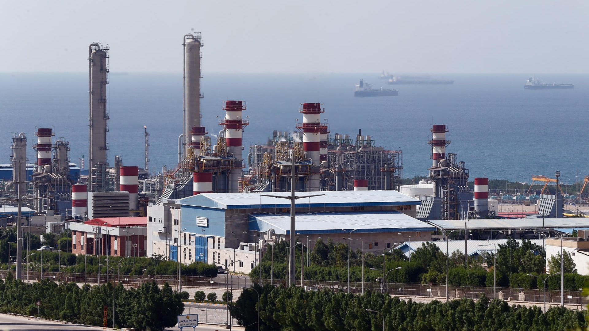 Irán advierte de un efecto dominó de fuego tras los ataques a sus plantas petroquímicas