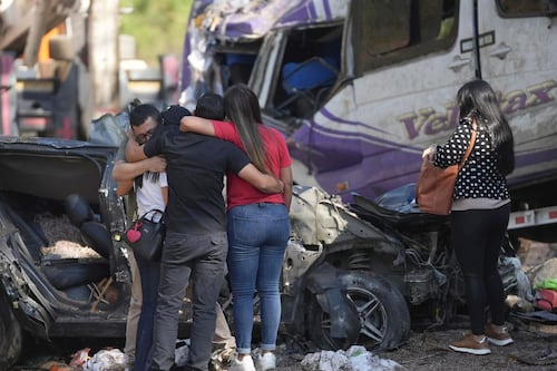 Familiares buscan explicaciones entre restos de ataque guerrillero que dejó 20 muertos en Colombia