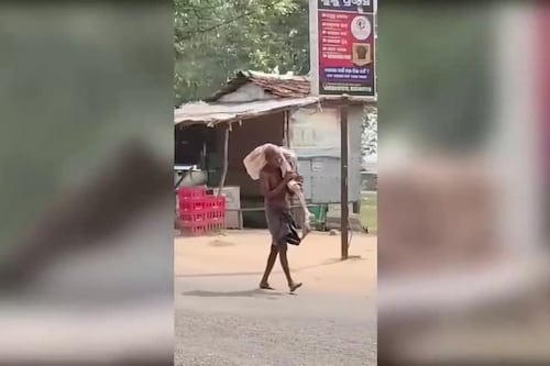 Video: Hombre desentierra a su hermana y lleva el cadáver a un banco en India para retirar dinero