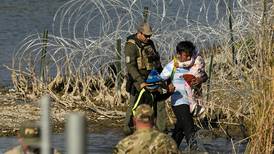 Supremo de EEUU suspende ley que permitiría a Texas detener a migrantes