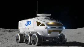 Japoneses trabajan en moderno vehículo para recorrer superficie de la Luna