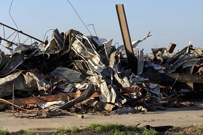 Una montaña de escombros en el sitio donde se alzaba una estructura en Rolling Fork, Mississippi, el sábado 25 de marzo de 2023. Varios tornados poderosos azotaron el sureste de EEUU el viernes por la noche, matando a varias personas en Mississippi y destruyendo decenas de construcciones. (AP Foto/Rogelio Solís)