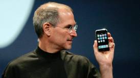 El fondo de pantalla que usó Steve Jobs al presentar el primer iPhone está escondido en iOS 16 y así puedes instalarlo