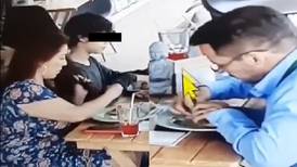 Familia se arranca cabellos y los pone en comida para no pagar en restaurante de México