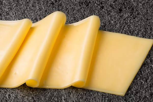 Marca de queso retira más de 80 mil cajas de “slices” porque el envoltorio se queda adherido