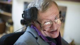 Físico Stephen Hawking será homenajeado con moneda conmemorativa a un año de su muerte