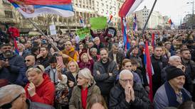 Miles protestan en Serbia contra resultados de elecciones