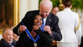 Simone Biles y la medalla que le entregó Joe Biden