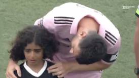 Lionel Messi consuela a niño que no paraba de llorar 