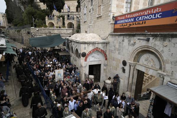En Jerusalén, palestinos cristianos reducen rituales de Viernes Santo