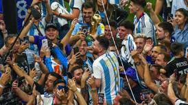 Fanático argentino muere ahorcado con bandera en celebración del mundial 