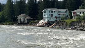 Video: Varias casas caen a un enfurecido río en Alaska