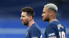 ¡Les dan la espalda! Messi y Neymar reciben abucheos y chiflidos de la afición del PSG
