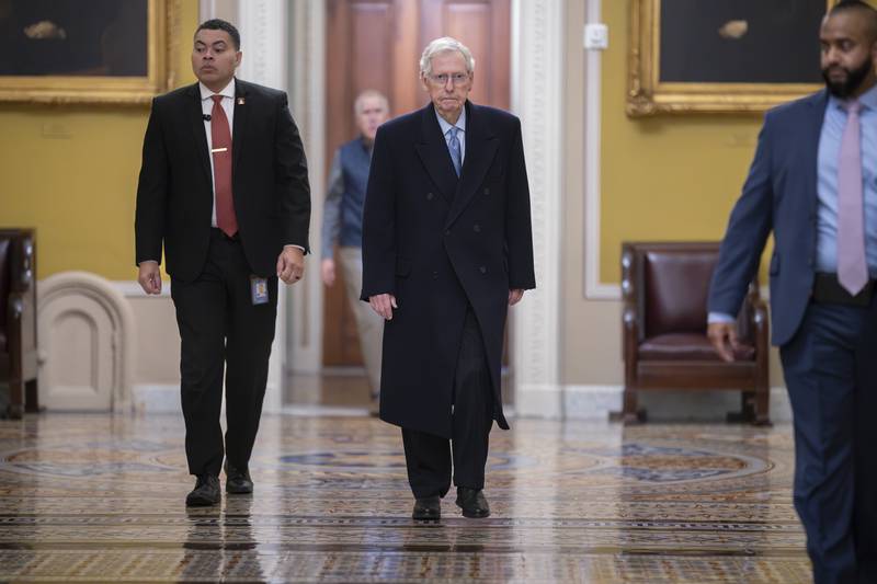 El líder de la minoría en el Senado, el republicano Mitch McConnell, al centro, llega al Capitolio el domingo 11 de febrero de 2024, en Washington. (AP Foto/J. Scott Applewhite)