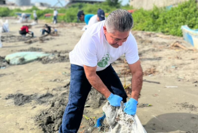 Voluntarios corporativos de NIRSA en minga de limpieza de playas.